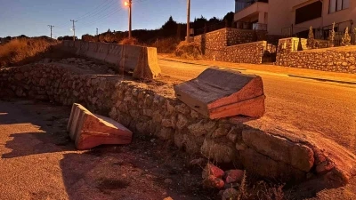 Bariyerlere çarpan otomobil sürücüsü yaralandı
