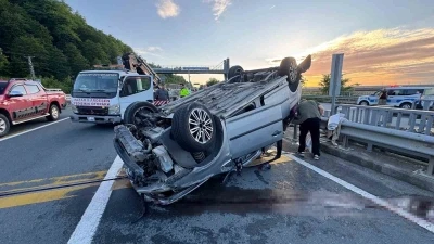 Bariyerlere &ccedil;arpan otomobil takla atarak s&uuml;r&uuml;klendi: 4 yaralı
