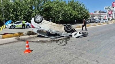 Bariyerlere &ccedil;arpan otomobil takla attı: 1 yaralı
