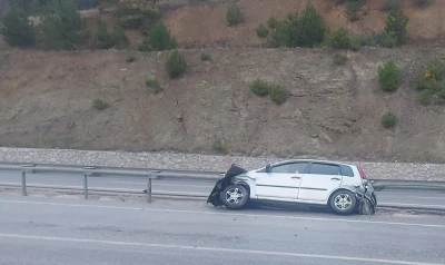 Bariyerlere çarpan otomobilde 2 kişi yaralandı
