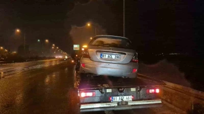 Bariyerlere &ccedil;arpan otomobilin s&uuml;r&uuml;c&uuml;s&uuml; yaralandı
