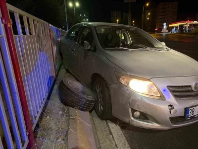 Bariyerlere çarpan otomobilin tekerleği fırladı: 2 yaralı
