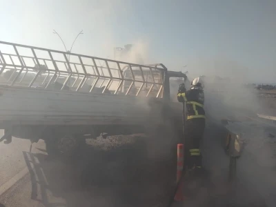 Bariyerlere çarpan pikap alev alev yandı
