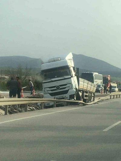 Bariyerlere &ccedil;arpan tırda 2 kişi yaralandı
