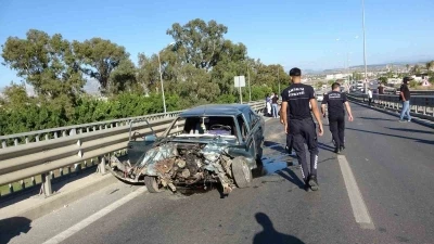 Bariyerlere çarpan Tofaş hurdaya döndü, etrafa saçılan parçaları başka sürücüyü de yaraladı
