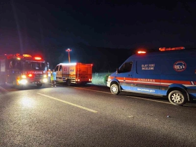 Bariyerlere &ccedil;arpan yolcu otob&uuml;s&uuml; alev aldı: 3 &ouml;l&uuml;, 20 yaralı
