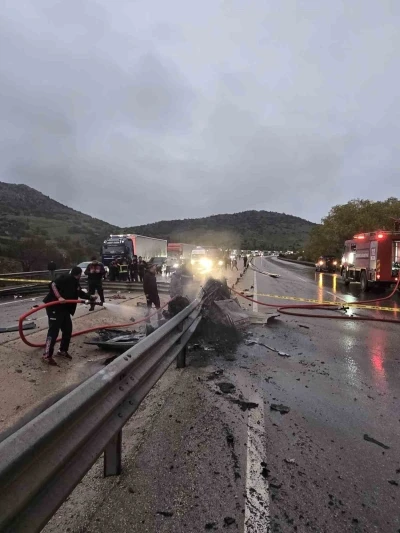 Bariyerlere &ccedil;arparak yanan otomobilin s&uuml;r&uuml;c&uuml;s&uuml; feci şekilde can verdi
