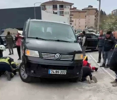 Bartın&rsquo;da feci kaza: Aracın altında kalan kadını ekipler kurtardı
