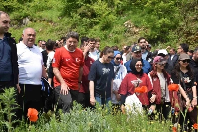 Bartın&rsquo;da gen&ccedil;ler ilk kez aşk acısını dindiren şelaleyi g&ouml;rd&uuml;
