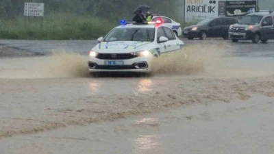 Bartın&rsquo;da ırmak taştı, kara yolunu su bastı
