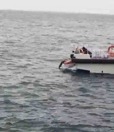 Bartın&rsquo;da kıyafetleriyle denize giren kadını sahil g&uuml;venlik ekipleri kurtardı
