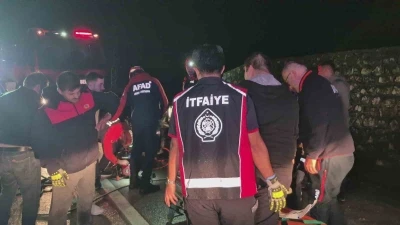 Bartın’da otomobil bariyerlere çarptı: 4 yaralı
