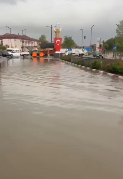 Bartın’da sağanak etkili oldu, caddeler nehre döndü
