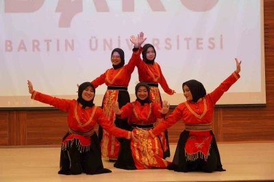 BAR&Uuml;&rsquo;de farklı k&uuml;lt&uuml;rler bir araya geldi
