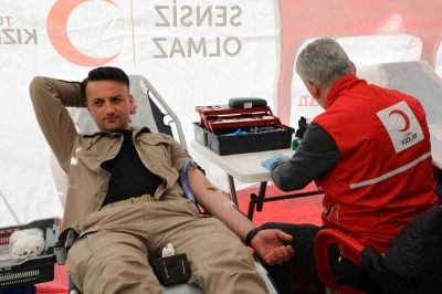 BAR&Uuml;&rsquo;de kan bağışı kampanyası yoğun katılımla tamamlandı
