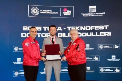 BARÜ’lü akademisyen ödülünü Bakan Kacır’dan aldı
