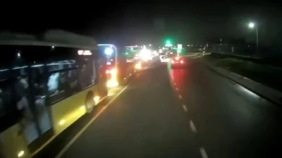 Başakşehir&rsquo;de 3 İETT otob&uuml;s&uuml;n&uuml;n kazaya karıştığı anlar g&ouml;r&uuml;nt&uuml;lendi
