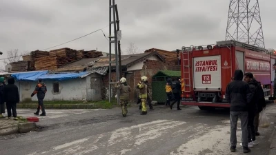 Başakşehir&rsquo;de 3 katlı binanın &ccedil;atısı alev alev yandı
