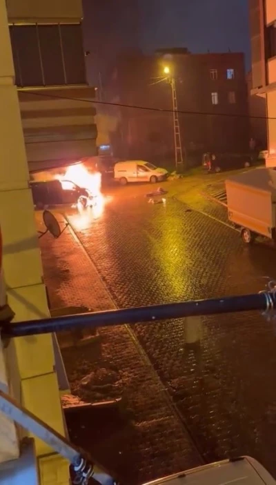 Başakşehir&rsquo;de alev alev yanan ara&ccedil; kamerada
