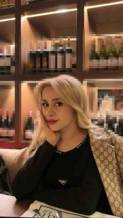Başakşehir&rsquo;de alkoll&uuml; olduğu ileri s&uuml;r&uuml;len s&uuml;r&uuml;c&uuml; kaldırımdaki gen&ccedil; kıza &ccedil;arptı
