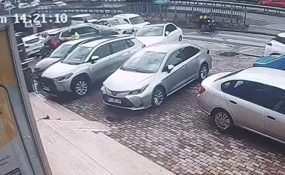 Başakşehir&rsquo;de bankadan para &ccedil;eken iş adamına soygun girişimi kamerada
