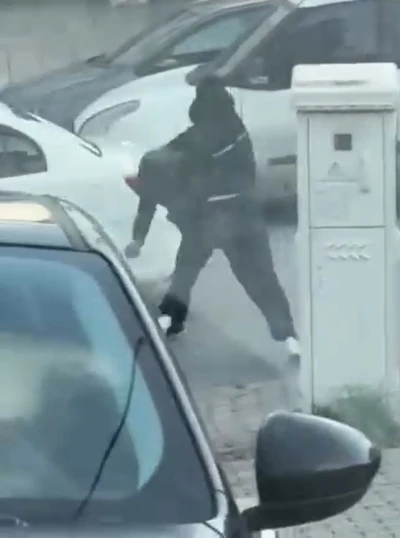 Başakşehir&rsquo;de &ccedil;ocuk kavgası kamerada
