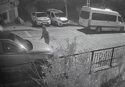 Başakşehir&rsquo;de gece yarısı levyeli saldırı: Park halindeki aracı par&ccedil;aladı
