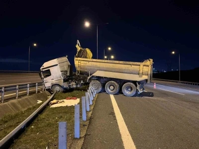 Başakşehir&rsquo;de hafriyat kamyonu bariyere girdi: 1 ağır yaralı
