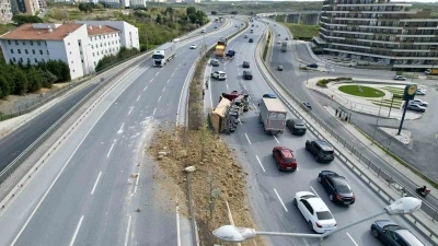 Başakşehir&rsquo;de hafriyat kamyonu devrildi: Yol trafiğe kapandı
