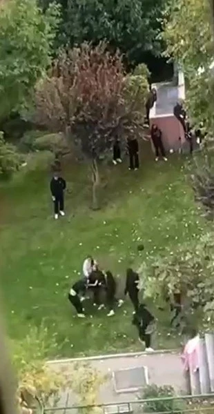 Başakşehir’de lise öğrencileri birbirine girdi: Tekmeler havada uçuştu
