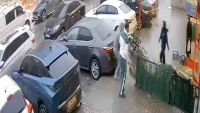 Başakşehir&rsquo;de market &ouml;n&uuml;nde palet hırsızlığı kamerada
