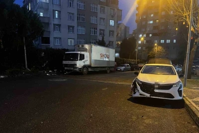Başakşehir&rsquo;de park halindeyken freni boşalan tır 5 araca &ccedil;arptı: 2 ara&ccedil; kullanılamaz hale geldi
