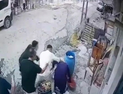 Başakşehir’de &quot;mavi bidon&quot; tartışması: 70 yaşındaki kadının camlarını kırıp darp ettiler
