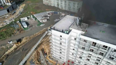 Başakşehir&rsquo;de şantiyede korkutan yangın: İş&ccedil;iler &ccedil;atıya sığındı
