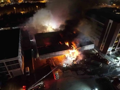 Başakşehir’de sevkiyat deposu alev alev yandı
