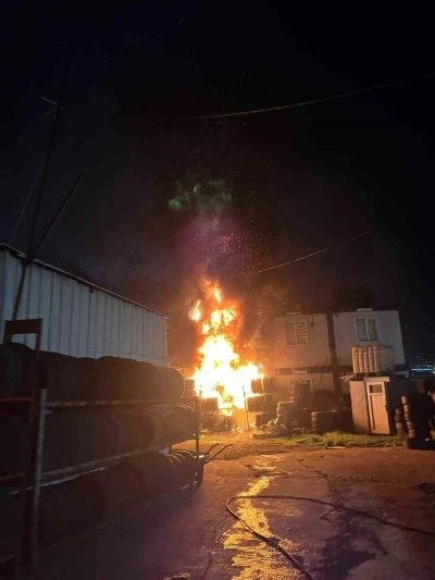 Başakşehir’de sobadan sıçrayan kıvılcımlar iki iş yerini yaktı
