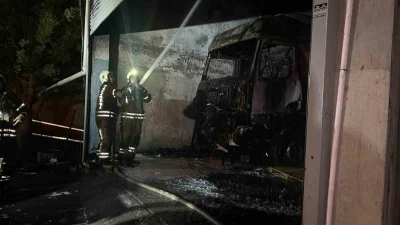 Başakşehir&rsquo;de tamirhanedeki tırda yangın &ccedil;ıktı
