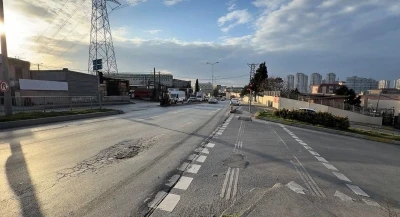 Başakşehir&rsquo;de tırın altında kalan motosiklet s&uuml;r&uuml;c&uuml;s&uuml; &ouml;l&uuml;mden d&ouml;nd&uuml;
