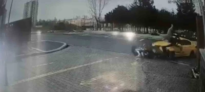 Başakşehir Kayaşehir&rsquo;de taksi ile motosiklet kafa kafaya &ccedil;arpıştı

