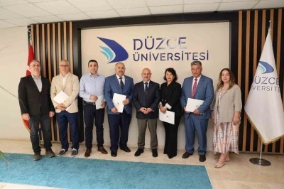 Başarı belgelerini Rekt&ouml;r&uuml;n elinden aldılar
