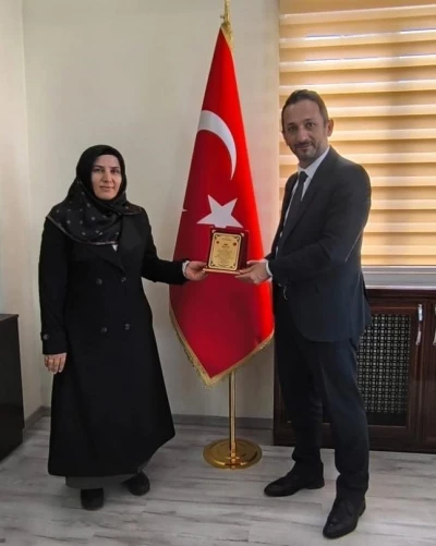 Başarılı hocalara teşekkür plaketi
