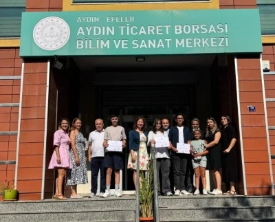 Başarılı öğrencilerden okullarına veda
