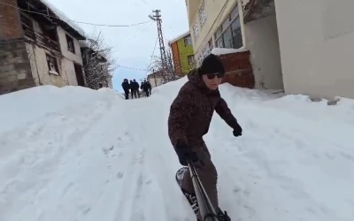 Baş&ccedil;iftlik sokaklarını snowboard pistine d&ouml;nd&uuml;rd&uuml;
