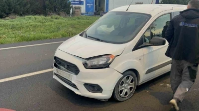 Başıboş k&ouml;peğe &ccedil;arpan aracın s&uuml;r&uuml;c&uuml;s&uuml; yaraladı
