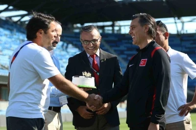 Basın mensuplarından Montella&rsquo;ya doğum g&uuml;n&uuml; s&uuml;rprizi
