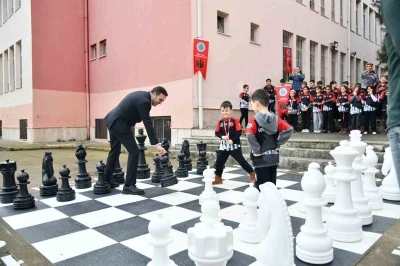 Başiskele’de ilkokul bahçesine satranç sahası kuruldu
