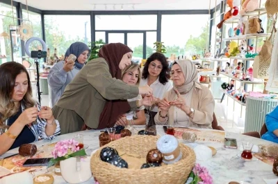Başiskele&rsquo;de kadınlar en trend aksesuarı &uuml;retiyor
