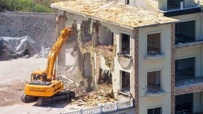 Başiskele&rsquo;de ormanlık alana inşa edilen 3 katlı ka&ccedil;ak yapı yıkıldı
