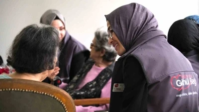 Başiskele&rsquo;de "G&ouml;n&uuml;l Bağı" g&ouml;n&uuml;ll&uuml;leri huzurevi sakinleriyle buluştu
