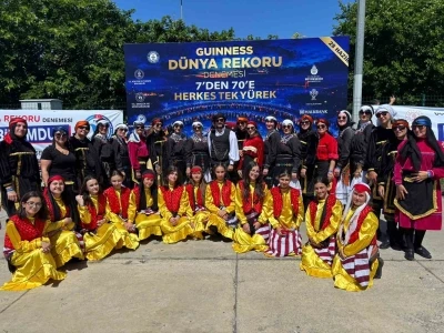 Başiskele halk oyunları ekibi, 7 bin 774 kişilik horon rekoruna ortak oldu

